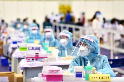 Nhân viên y tế chờ tiêm vắc xin ngừa COVID-19 cho người dân TP.HCM - Ảnh: DUYÊN PHAN Nhân viên y tế chờ tiêm vắc xin ngừa COVID-19 cho người dân TP.HCM - Ảnh: DUYÊN PHAN