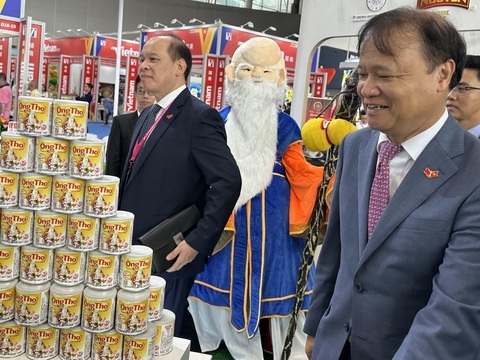 Sữa đặc Ông Thọ dẫn đường cho Vinamilk vào thị trường tỉ dân - Ảnh 1. Thứ trưởng Bộ Công Thương, ông Đỗ Thắng Hải thăm gian hàng trưng bày sữa đặc Ông Thọ của Vinamilk tại Hội chợ quốc tế các doanh nghiệp vừa và nhỏ lần thứ 18 (CISMEF 2023) ở Trung Quốc - Ảnh: PHẠM DƯƠNG