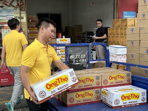 Sữa đặc Ông Thọ dẫn đường cho Vinamilk vào thị trường tỉ dân - Ảnh 3. Các đối tác, nhà phân phối sữa đặc Ông Thọ của Vinamilk đánh giá cao về chất lượng sản phẩm và doanh thu tăng đều khi kinh doanh mặt hàng này - Ảnh: PHẠM DƯƠNG