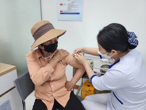 Cho đến bây giờ tôi vẫn chưa thể lí giải được vì sao mẹ tôi rất "mặn mà" với việc tiêm ngừa! - Ảnh 1. Mẹ tôi đã tiêm 4 mũi ngừa COVID-19