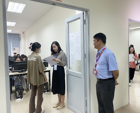 Vào đại học: Dễ hay khó? - Kỳ cuối: Thi bình đẳng, tuyển công bằng? - Ảnh 2. Ông Nguyễn Phong Điền kiểm tra phòng thi đánh giá tư duy của ĐH Bách khoa Hà Nội - Ảnh: VĨNH HÀ