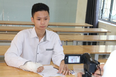 Thí sinh gãy tay được giám thị chép hộ bài thi - Ảnh 2. Thí sinh gãy tay được giám thị chép hộ bài thi - Ảnh 2.