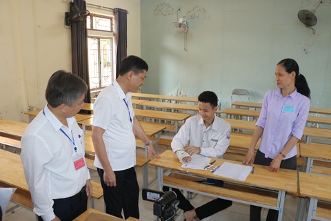 Thí sinh gãy tay được giám thị chép hộ bài thi - Ảnh 4. Thí sinh gãy tay được giám thị chép hộ bài thi - Ảnh 4.