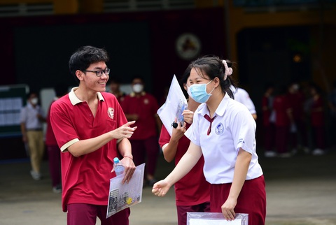 Đề thi văn an toàn và... tiếc nuối - Ảnh 1. Thí sinh vui vẻ sau khi kết thúc thi môn văn tại điểm thi Trường THPT Ernst Thalmann (Q.1, TP.HCM) - Ảnh: DUYÊN PHAN