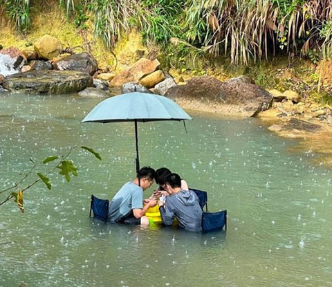 Ảnh vui 28-6: Tìm bạn bốn phương nhờ xe buýt - Ảnh 6. Ảnh vui 28-6: Tìm bạn bốn phương nhờ xe buýt - Ảnh 6.