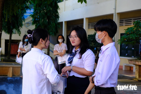Sáng nay thi tốt nghiệp môn văn: Tác phẩm nào sẽ vào đề thi? - Ảnh 15. Sáng nay thi tốt nghiệp môn văn: Tác phẩm nào sẽ vào đề thi? - Ảnh 15.