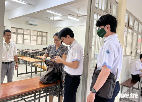 Sáng nay thi tốt nghiệp môn văn: Tác phẩm nào sẽ vào đề thi? - Ảnh 16. Sáng nay thi tốt nghiệp môn văn: Tác phẩm nào sẽ vào đề thi? - Ảnh 16.