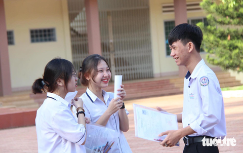 Sáng nay thi tốt nghiệp môn văn: Tác phẩm nào sẽ vào đề thi? - Ảnh 13. Sáng nay thi tốt nghiệp môn văn: Tác phẩm nào sẽ vào đề thi? - Ảnh 13.