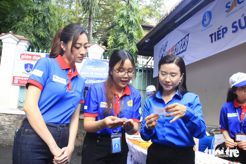 Bí thư Trung ương Đoàn thăm sinh viên Tiếp sức mùa thi - Ảnh 2. Bí thư Trung ương Đoàn thăm sinh viên Tiếp sức mùa thi - Ảnh 2.