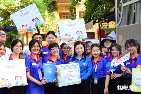 Bí thư Trung ương Đoàn thăm sinh viên Tiếp sức mùa thi - Ảnh 1. Bí thư Trung ương Đoàn thăm sinh viên Tiếp sức mùa thi - Ảnh 1.