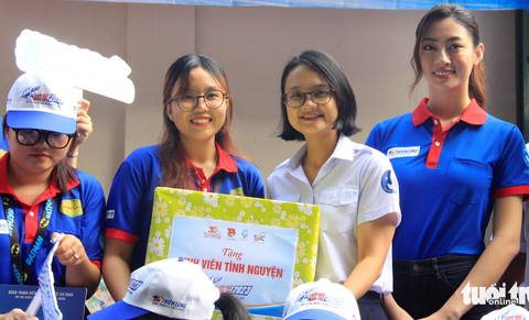 Bí thư Trung ương Đoàn thăm sinh viên Tiếp sức mùa thi - Ảnh 3. Bí thư Trung ương Đoàn thăm sinh viên Tiếp sức mùa thi - Ảnh 3.