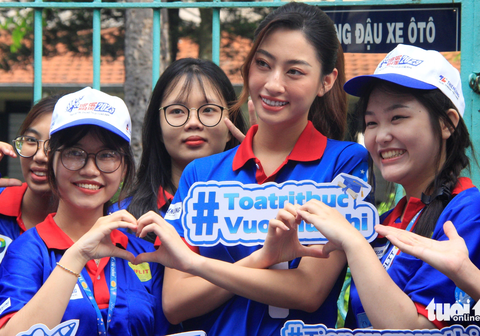 Bí thư Trung ương Đoàn thăm sinh viên Tiếp sức mùa thi - Ảnh 4. Bí thư Trung ương Đoàn thăm sinh viên Tiếp sức mùa thi - Ảnh 4.