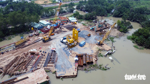 Cận cảnh dự án cầu Nhơn Trạch thiếu mặt bằng, nhà thầu phải thuê đất, sà lan làm công trường - Ảnh 4. Cận cảnh dự án cầu Nhơn Trạch thiếu mặt bằng, nhà thầu phải thuê đất, sà lan làm công trường - Ảnh 4.