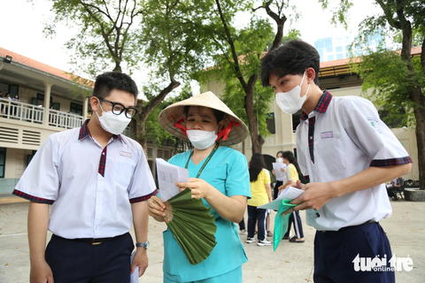 Cô Lê Thị Quý (Trường THPT Lê Quý Đôn) túc trực ở điểm thi để hướng dẫn sơ đồ phòng thi, nhắc nhở các em học sinh trước mỗi giờ thi - Ảnh: PHƯƠNG QUYÊN Cô Lê Thị Quý (Trường THPT Lê Quý Đôn) túc trực ở điểm thi để hướng dẫn sơ đồ phòng thi, nhắc nhở các em học sinh trước mỗi giờ thi - Ảnh: PHƯƠNG QUYÊN