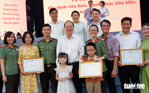 TP.HCM tuyên dương 50 gia đình văn hóa, hạnh phúc - Ảnh 1. TP.HCM tuyên dương 50 gia đình văn hóa, hạnh phúc - Ảnh 1.