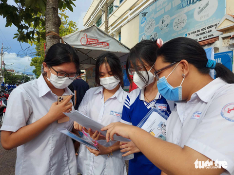 Thí sinh Kiên Giang vui vẻ dò đáp áp thi môn toán - Ảnh: CHÍ CÔNG Thí sinh Kiên Giang vui vẻ dò đáp áp thi môn toán - Ảnh: CHÍ CÔNG