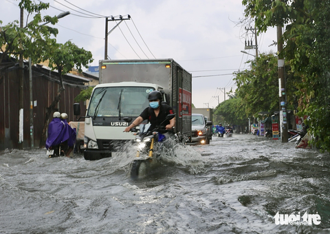 Mưa to trắng trời, nhiều tuyến đường TP.HCM ngập lênh láng - Ảnh 4. Mưa to trắng trời, nhiều tuyến đường TP.HCM ngập lênh láng - Ảnh 4.