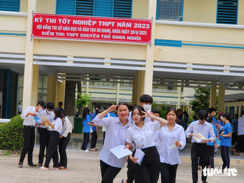 Một số thí sinh khác vui vẻ rời khỏi phòng thi vì làm bài trúng tủ đã được ôn tập - Ảnh: BỬU ĐẤU Một số thí sinh khác vui vẻ rời khỏi phòng thi vì làm bài trúng tủ đã được ôn tập - Ảnh: BỬU ĐẤU