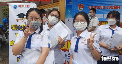 Thí sinh Cần Thơ tại Hội đồng THPT Châu Văn Liêm chia sẻ đề toán khả năng được điểm 7 - 8 - Ảnh: T. LŨY Thí sinh Cần Thơ tại Hội đồng THPT Châu Văn Liêm chia sẻ đề toán khả năng được điểm 7 - 8 - Ảnh: T. LŨY