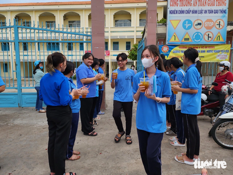 Ất Dậu ắt đậu, Điểm 10 tại đây cổ vũ thí sinh thi tốt nghiệp - Ảnh 4. Ất Dậu ắt đậu, Điểm 10 tại đây cổ vũ thí sinh thi tốt nghiệp - Ảnh 4.