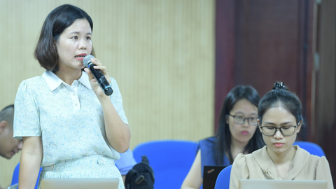 Giáo dục bằng trải nghiệm, 'chạm' cảm xúc sinh viên - Ảnh 1. Các phóng viên tham dự góp ý dự thảo văn kiện Đại hội toàn quốc Hội Sinh viên Việt Nam lần thứ XI tại đầu cầu Hà Nội - Ảnh: DƯƠNG TRIỀU