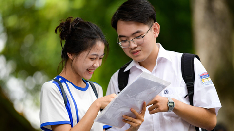 Sự quen thuộc của một đề thi văn - Ảnh 1. Thí sinh tại điểm thi Trường THPT Chu Văn An, Tây Hồ, Hà Nội sau khi hoàn thành bài thi môn văn - Ảnh: NAM TRẦN