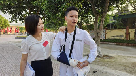 Thí sinh gãy tay được giám thị chép hộ bài thi - Ảnh 1. Thí sinh gãy tay được giám thị chép hộ bài thi - Ảnh 1.