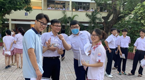 Nghi vấn lộ đề thi văn: Giống đề thi thử của tỉnh? - Ảnh 1. Nghi vấn lộ đề thi văn: Giống đề thi thử của tỉnh? - Ảnh 1.