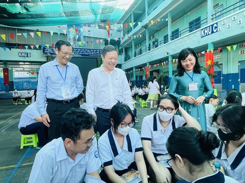 Sáng nay thi tốt nghiệp môn văn: Tác phẩm nào sẽ vào đề thi? - Ảnh 5. Sáng nay thi tốt nghiệp môn văn: Tác phẩm nào sẽ vào đề thi? - Ảnh 5.