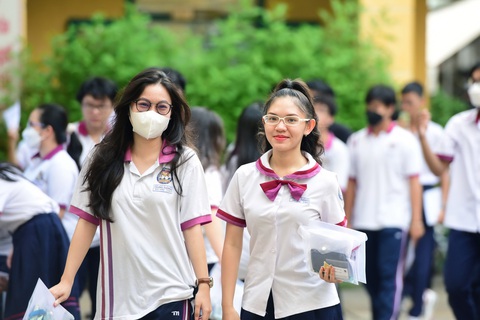 Nói gì với con sau khi thi? - Ảnh 1. Các thí sinh tại điểm thi Trường THPT Trưng Vương (quận 1, TP.HCM) thoải mái, tự tin bước vào kỳ thi tốt nghiệp THPT 2023 - Ảnh:DUYÊN PHAN