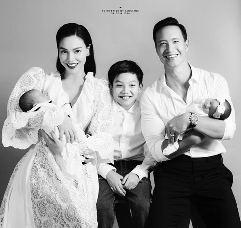10 gia đình sao Việt đông con bậc nhất showbiz - Ảnh 11. Không chỉ nổi tiếng xinh đẹp, giỏi giang, Hồ Ngọc Hà còn được ngưỡng mộ khi sinh được ba người con đáng yêu. Subeo (giữa) là trái ngọt của Hồ Ngọc Hà và chồng cũ - Cường Đô La. Với Kim Lý, cô có gặp song sinh một trai một gái Leon và Lisa. Hồ Ngọc Hà thường đăng ảnh sinh hoạt của đại gia đình gồm bố mẹ và các con.
