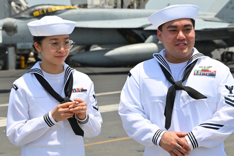 Huyền Trân và Carlos Nguyễn đón khách tham quan tàu sân bay USS Ronald Reagan - Ảnh: DUY LINH Huyền Trân và Carlos Nguyễn đón khách tham quan tàu sân bay USS Ronald Reagan - Ảnh: DUY LINH