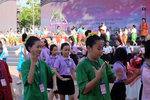 2.000 thiếu nhi đồng diễn điệu múa Rom Vong của người Khmer - Ảnh 1. 2.000 thiếu nhi đồng diễn điệu múa Rom Vong của người Khmer - Ảnh 1.