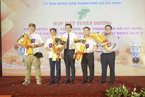 DatVietVAC đồng hành, tuyên dương các VĐV tham gia Paragames 12 - Ảnh 2. Ông Đào Văn Kính - phó chủ tịch HĐQT DatVietVAC Group Holdings (thứ hai từ trái sang) - nhận hoa và quà lưu niệm từ ông Nguyễn Nam Nhân - phó giám đốc Sở VH-TT TP.HCM