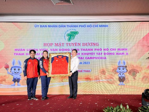 DatVietVAC đồng hành, tuyên dương các VĐV tham gia Paragames 12 - Ảnh 3. Đoàn thể thao người khuyết tật TP.HCM tặng chiếc áo có chữ ký của các VĐV cho đại diện UBND TP.HCM
