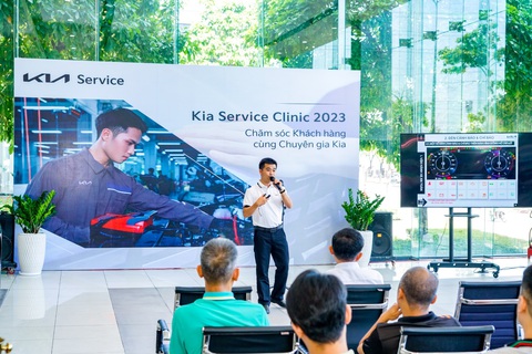 THACO AUTO triển khai chuỗi sự kiện chăm sóc khách hàng cùng chuyên gia Kia - Ảnh 2. Khách hàng tham dự được cung cấp kiến thức cơ bản về các tính năng của xe và cách lái xe an toàn