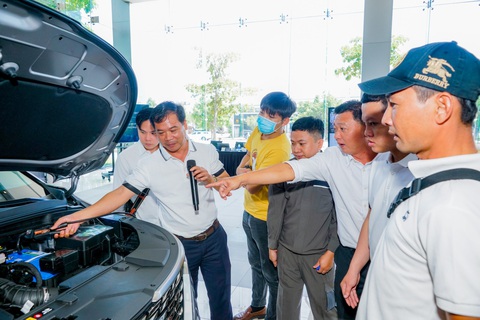 THACO AUTO triển khai chuỗi sự kiện chăm sóc khách hàng cùng chuyên gia Kia - Ảnh 3. Chuyên gia hướng dẫn trực tiếp trên xe