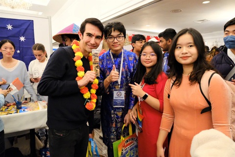 Ba điều tạo nên ưu thế trong hồ sơ du học của học sinh VAS - Ảnh 4. Minh Khang (áo xanh) và Minh Thảo (áo đỏ) tại vòng chung kết cuộc thi World Scholar’s Cup 2022 tại Đại học Yale, Mỹ, với thành tích một giải Vàng, năm giải Bạc