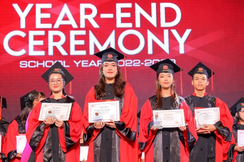Ba điều tạo nên ưu thế trong hồ sơ du học của học sinh VAS - Ảnh 5. Học sinh VAS đạt 3 danh hiệu Thủ khoa Thế giới và Thủ khoa Việt Nam của Cambridge, 1.256 giải thưởng các cấp và hơn 60 tỉ đồng học bổng du học trong năm học 2022 - 2023.