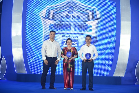 Tâm sự của chuyên gia sáng tạo công nghệ nghành thép - Ảnh 3. Đại diện NS BlueScope Việt Nam trao chứng nhận nhà phân phối cho Công ty TNHH Anh Ánh Hồng Lĩnh và Công ty TNHH Đầu tư Thương mại Lộc Lan (Ảnh: NS BlueScope)