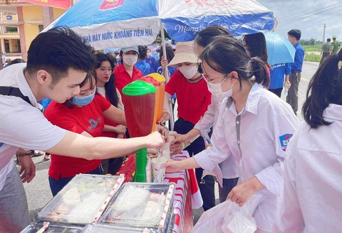 Cơm suất, nước C sủi lạnh tiếp sức sĩ tử tại Thái Bình - Ảnh 3. Cơm suất, nước C sủi lạnh tiếp sức sĩ tử tại Thái Bình - Ảnh 3.