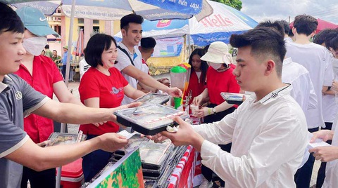 Cơm suất, nước C sủi lạnh tiếp sức sĩ tử tại Thái Bình - Ảnh 1. Cơm suất, nước C sủi lạnh tiếp sức sĩ tử tại Thái Bình - Ảnh 1.