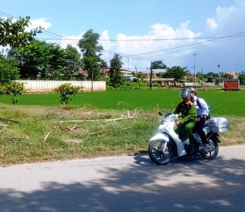 Đại úy Phạm Thành Nam bật còi ưu tiên chở bạn nam sinh ngủ quên đến điểm thi môn toán chiều 28-6 - Ảnh: CTV Một thí sinh ở xã Phong Bình, huyện Phong Điền, Thừa Thiên Huế được công an chạy xe tới nhà đón đi thi chiều 28-6. Thí sinh cho biết ôn bài nhiều mệt nên ngủ quên, may mắn được đại úy Phạm Thành Nam (Công an xã) tới đón kịp giờ phát đề - Ảnh: CTV