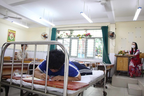 TP.HCM bố trí giường cho thí sinh nằm thi tốt nghiệp - Ảnh 1. TP.HCM bố trí giường cho thí sinh nằm thi tốt nghiệp - Ảnh 1.