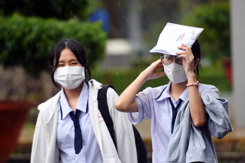 Các thí sinh tại điểm thi Trường THPT Trấn Biên (TP Biên Hòa, Đồng Nai) đội mưa rời phòng thi sau khi kết thúc môn toán - Ảnh: A LỘC Các thí sinh tại điểm thi Trường THPT Trấn Biên (TP Biên Hòa, Đồng Nai) đội mưa rời phòng thi sau khi kết thúc môn toán - Ảnh: A LỘC