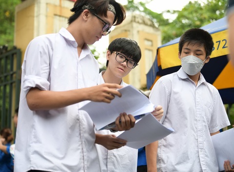 Đề toán kỳ thi tốt nghiệp THPT 2023: Khó hơn năm trước, phân hóa mạnh - Ảnh 7. Thí sinh sau giờ thi môn toán tại điểm trường THPT Chu Văn An, Hà Nội - Ảnh: NAM TRẦN
