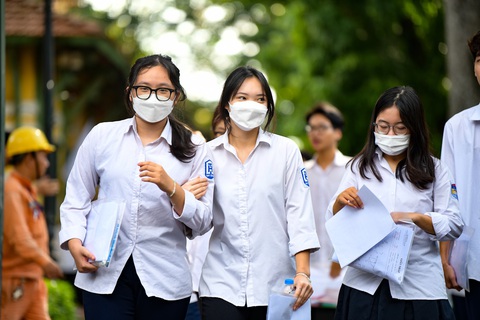 Vụ lọt đề thi văn, toán: Thí sinh tại Cao Bằng, Yên Bái chụp đề gửi ra ngoài - Ảnh 1. Vụ lọt đề thi văn, toán: Thí sinh tại Cao Bằng, Yên Bái chụp đề gửi ra ngoài - Ảnh 1.