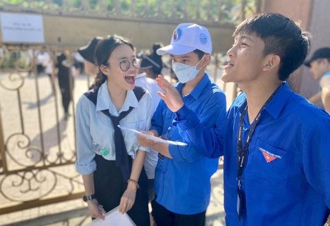 Thí sinh hồ hởi trao đổi đề thi toán với tình nguyện viên ở điểm thi Trường THPT Lê Viết Thuật, TP Vinh - Ảnh: DOÃN HOÀ Thí sinh hồ hởi trao đổi đề thi toán với tình nguyện viên ở điểm thi Trường THPT Lê Viết Thuật, TP Vinh - Ảnh: DOÃN HÒA
