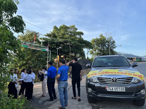 Trường đưa xe vào tận bản đón học sinh đi thi tốt nghiệp THPT quốc gia - Ảnh 1. Xe của trường THPT Đakrông vào bản đón thí sinh đến điểm thi kỳ thi tốt nghiệp THPT quốc gia sáng 28-6 - Ảnh: PHƯƠNG NAM