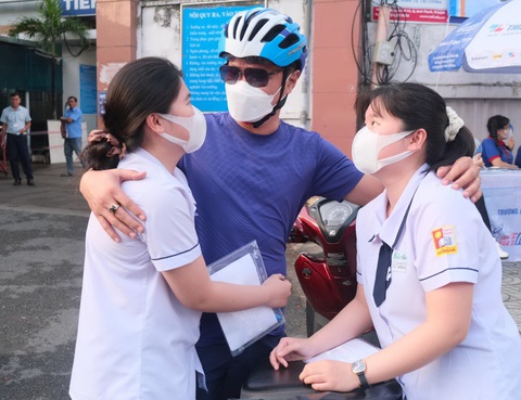 Sáng nay thi tốt nghiệp môn văn: Tác phẩm nào sẽ vào đề thi? - Ảnh 19. Sáng nay thi tốt nghiệp môn văn: Tác phẩm nào sẽ vào đề thi? - Ảnh 19.